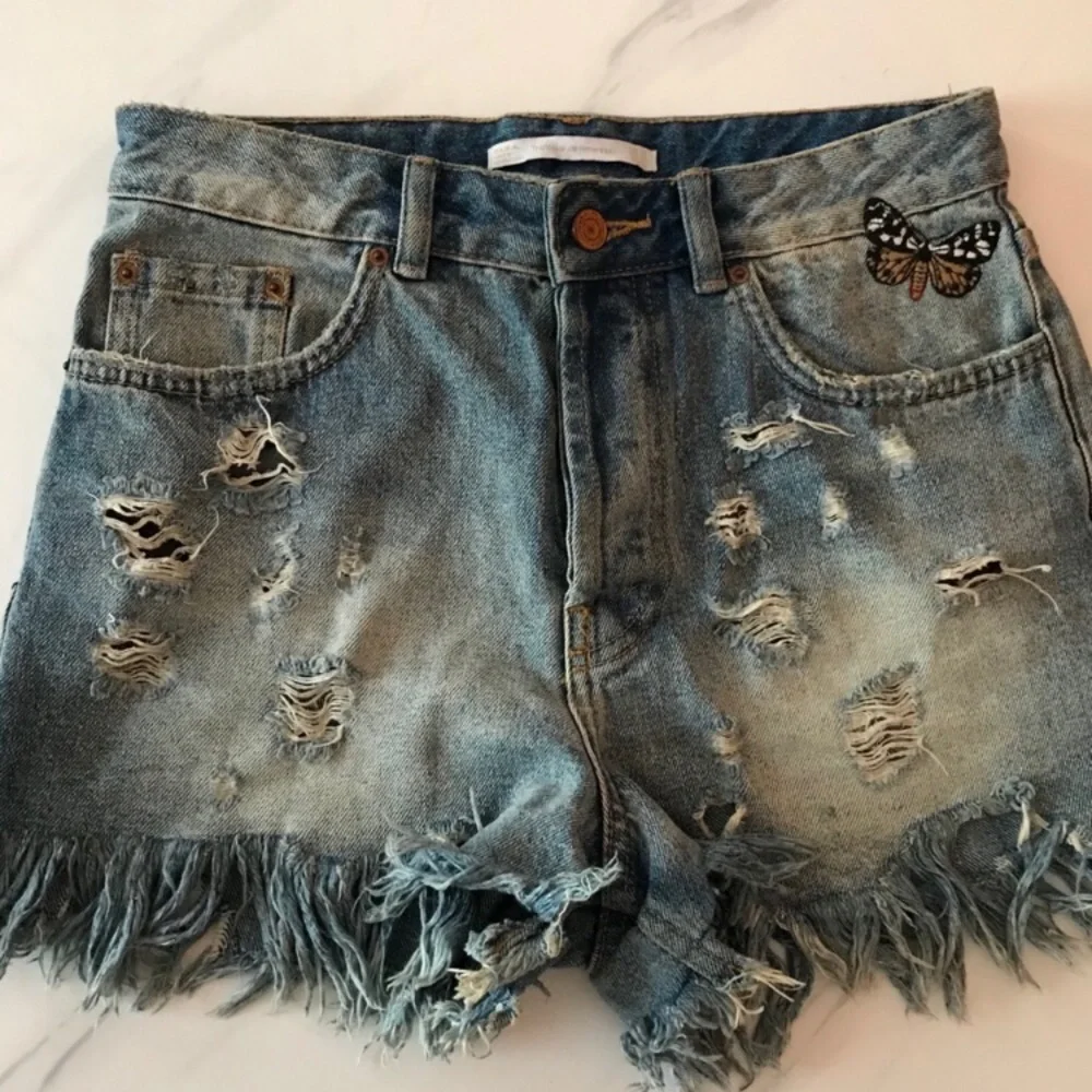 🦋Zara Butterfly Distressed Jean Shorts! - Picture 2 of 9